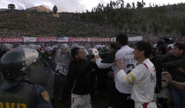  La intervención policial fue necesaria tras el Cienciano vs. U en Urcos. Foto: Libero   