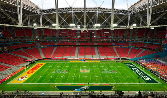  El State Farm Stadium en el día previo al Super Bowl. Destaca el techo retráctil en la parte superior. Foto: AFP 