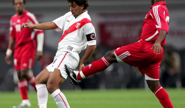 Juan Carlos Bazalar fue el capitán de la selección peruana que disputó la Copa Kirin 2005. Foto: EFE   