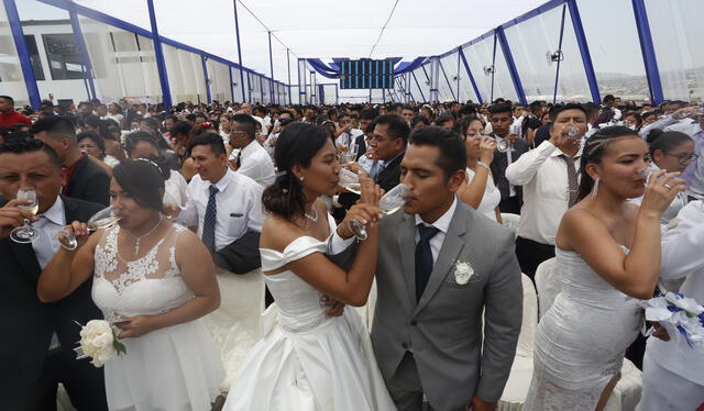  Multitudinario matrimonio civil, ritual social celebrado con frecuencia el Día de San Valentín. Foto: La República   