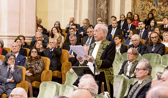  Mario Vargas Llosa lee su discurso de ingreso a la Academia Francesa.   