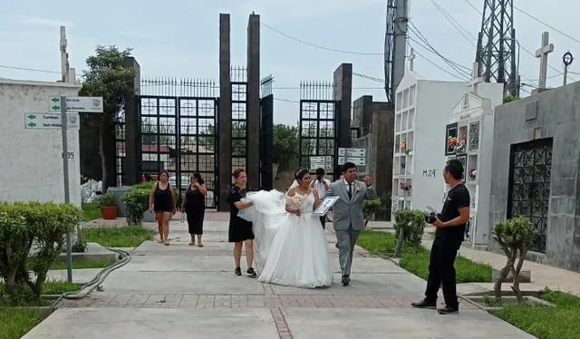 La Subgerencia de Bienestar Social de Surco, que administra el cementerio municipal, concedió permiso a la novia. Foto: Municipalidad de Surco    