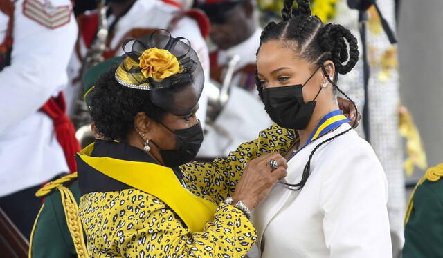 Rihanna siendo reconocida como héroe nacional en Barbados. Foto: AFP   
