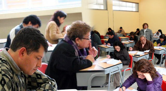  El <strong>bono docente 2023</strong> lo deben recibir los docentes y auxiliares de educación básica y técnico-productiva del Perú que tuvieron contrato laboral ininterrumpido hasta diciembre de 202. Foto: composición LR   