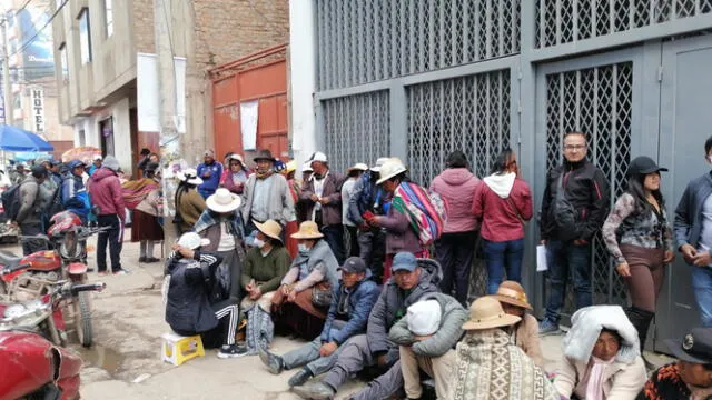 Usuarios amanecieron formando filas en los exteriores del Banco de la Nación en Juliaca. Foto: Kleber Sanchez / URPI-LR   