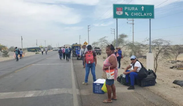 Los viajeros se vieron obligados a realizar trasbordo o a caminar largos tramos para llegar a su destino. Foto: Grover Lozada/ URPI-LR   