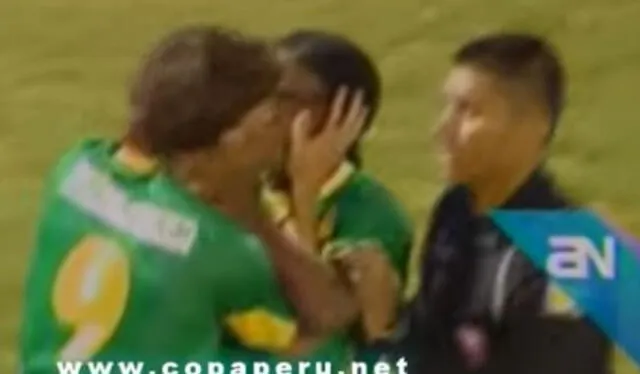 Beso entre Lenci y Juan Carrillo. Foto: captura de "Fútbol en América"   