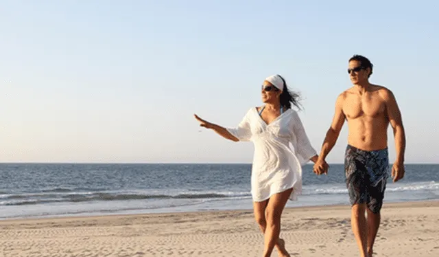 Caminar por la playa es una actividad romántica para las parejas. Foto: Perú Info   