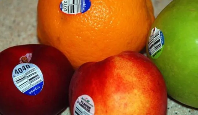 Los números que tienen en las etiquetas las frutas y verduras se les conoce cómo <strong>código Plu.</strong> Foto: Directo al paladar   
