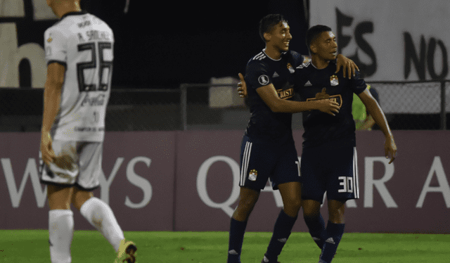 Cristian Palacios anotó el gol del triunfo de Sporting Cristal ante Olimpia en Paraguay. Foto: AFP   