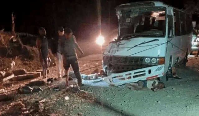  Uno de los buses afectados en el accidente. Foto: AFP   