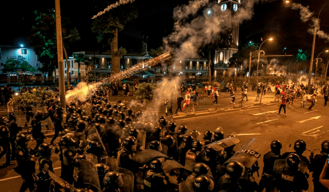  Descontrol y abuso del armamento antidisturbios por parte de la PNP puede ocasionar consecuencias nefastas, como la muerte de protestantes. Foto: Gerardo Marín/La República   