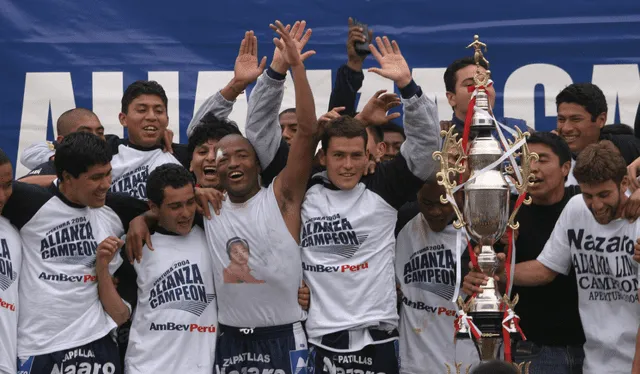 Alianza Lima le ganó los dos clásicos a Universitario en el Torneo Apertura 2004. Foto: Archivo GLR   