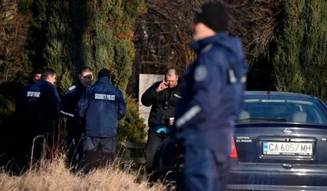  Oficiales de seguridad se reúnen en las afueras del pueblo de Lokorsko, a unos 20 kilómetros (12 millas) al noreste de Sofía, el 17 de febrero de 2023. Foto: AFP    