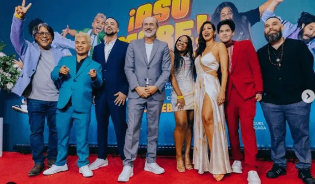 Carlos Alcántara feliz con parte de su elenco en la película "Asu Mare 4: Los amigos". Foto: difusión   