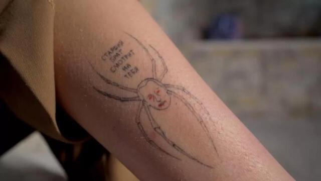 Olesya tiene un tatuaje de Putin, representado como una araña, que dice: "El Gran Hermano te está mirando". Foto: BBC   