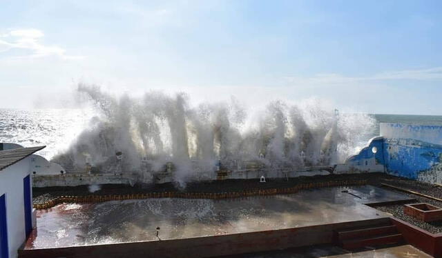  Oleajes anómalos se reportaron en Talara y destruyeron muelle. Foto: Noticias Piura 3.0    