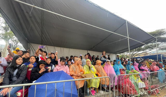 Los asistentes al carnaval se protegieron de las precipitaciones. Foto: Rosa Quincho/ URPI-LR   