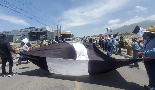 Ciudadanos bloquearon vía Arequipa-Yura por breves minutos. Foto: Leonela Aquino/URPI-LR   