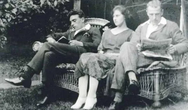 Freddy Bywaters junto a Edith y Percy Thompson en el jardín de la casa en la que vivieron. Foto: BBC   