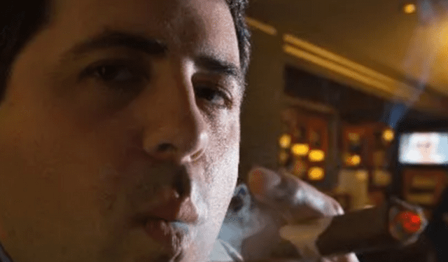 Soñar que te fumas un puro significa que alguien de tu entorno desea traicionarte. Foto: AFP   
