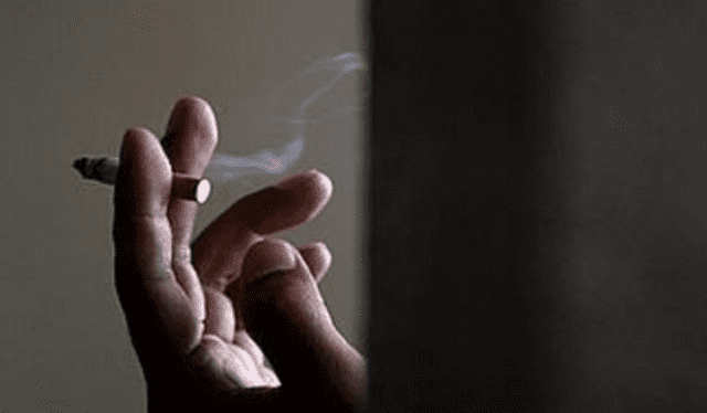 Soñar con fumar a escondidas demuestra que la persona está pasando por una sensación de tristeza. Foto: ABC   