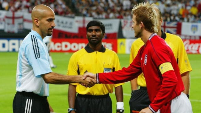 La 'Brujita' Verón frotándose las manos con David Beckham en el encuentro entre Argentina e Inglaterra por Corea Japón 2002. Foto: difusión