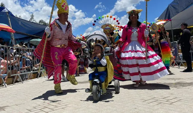 Familia desfiló con coloridos trajes. Foto: Rosa Quincho/URPI-LR  