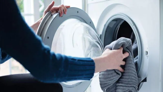 Ahorrar energía eléctrica al utilizar la lavadora te ayudará a economizar en el recibo de luz. 