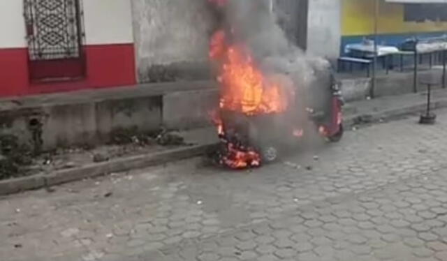 La mototaxi se incendió producto de un desperfecto mecánico. Foto: La República.    