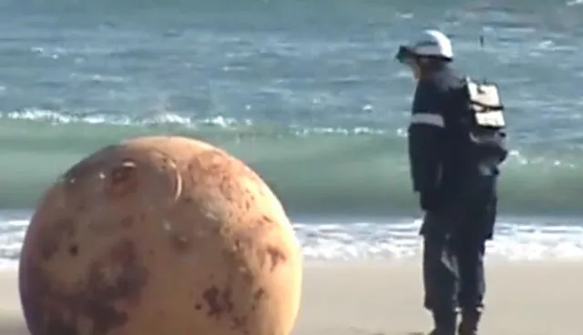  La aparición de una enorme bola metálica causó desconcierto en la población japonesa. Foto: captura/Twitter    