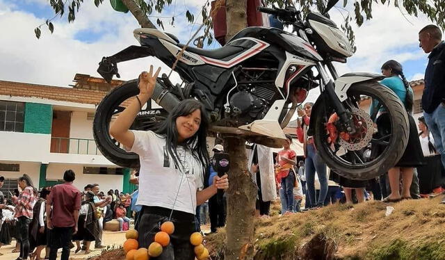  Ciudadanos posaron contentos con la peculiar premio. Foto: Hino TV   