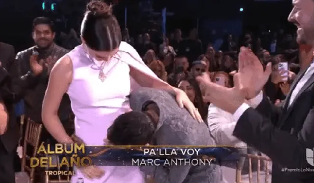 Marc Anthony y el tierno gesto con su esposa. Foto: captura de Univisión   
