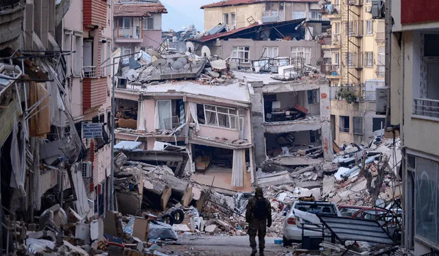El Gobierno de Turquía continúa con la remoción de escombros para poder iniciar la construcción de viviendas, cuyo costo está estimado en 15.000 millones de dólares. Foto: AFP   