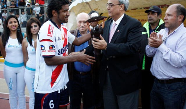 Marco 'Chemo' Ruiz recibiendo el trofeo de la Copa Federación de parte de Manuel Burga. Foto: Diario de Chimbote   