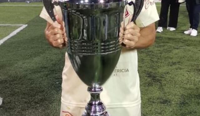 Barrena posando con el trofeo de campeón de la Superliga de Fútbol 7. Foto: Embajadur   