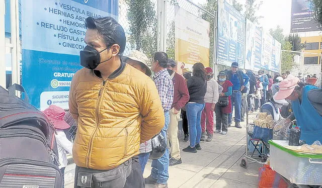 Hospital Municipal. Este establecimiento es de EsSalud. Asegurados forman sus colas por atención. Foto: La República<br>   