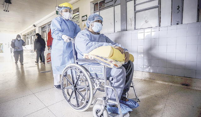  Déficit. La norma recomienda tres pacientes para un médico cada hora, pero no se cumple. Foto: La República<br><br>   