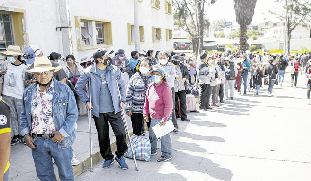 Frustrados. Pacientes confesaron que llegan a la ventanilla y les comunican en algunos casos que no hay cupos. Foto: La República   