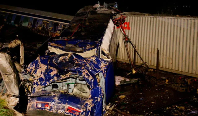  Parte frontal de una de las máquinas, casi irreconocible, tras la colisión de 2 trenes en el centro de Grecia. Foto: EFE    