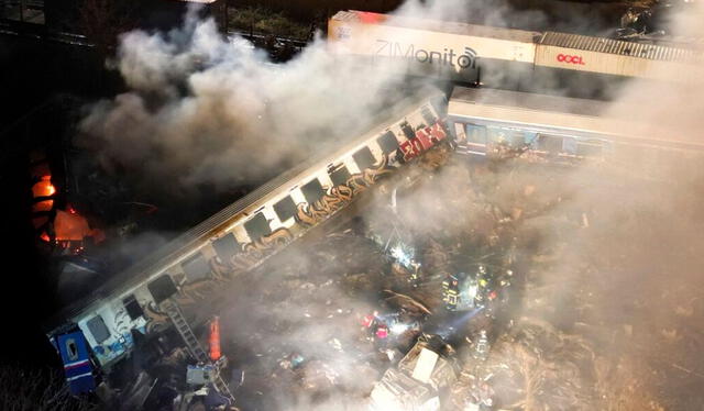  Los servicios de emergencia trabajan, bajo una nube de humo, tras el descarrilamiento de los trenes. Foto: EFE    