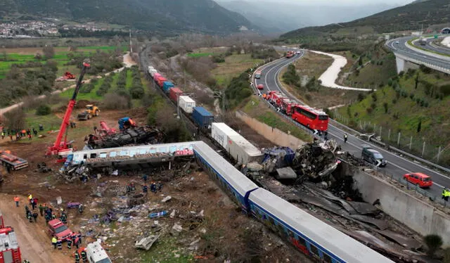  Equipos de rescate continúan con la búsqueda de víctimas tras la colisión de 2 trenes en Grecia. Foto: AFP    