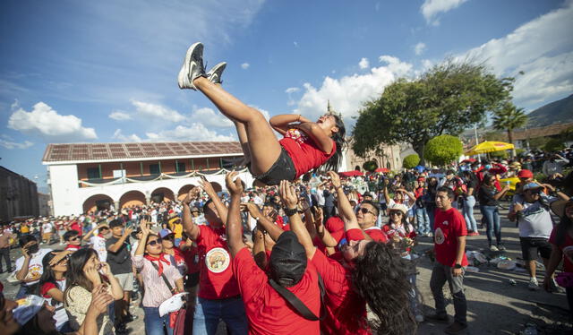  El Jala Toro reúne a una multitud de personas. Foto: Andina   