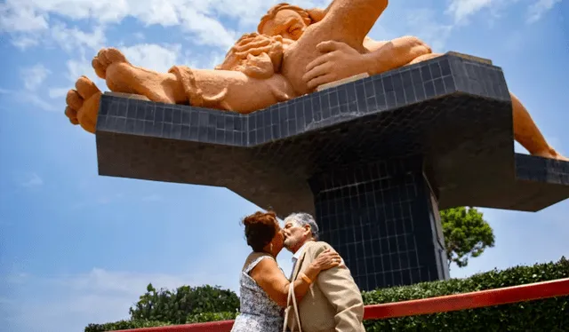 Pareja besándose en el Parque del Amor ubicado en Miraflores. Foto: Andina   