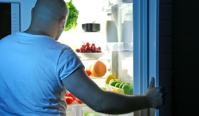 Abrir constantemente la refrigeradora aumenta el consumo de tu recibo de luz. Foto: Consumer Eroski 