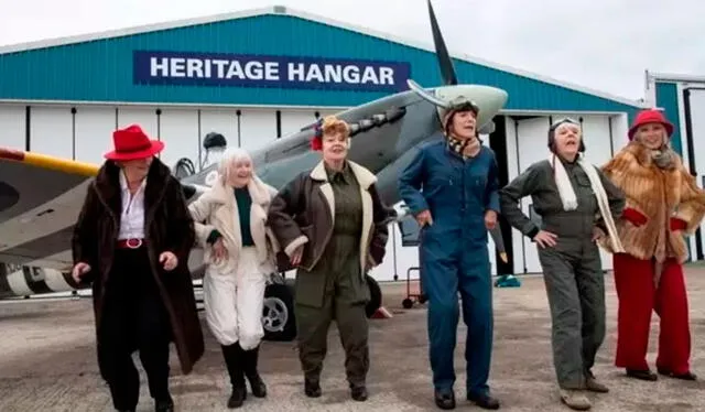  Williams y sus amigas antes de volar en un Spitfire. Foto: BBC    