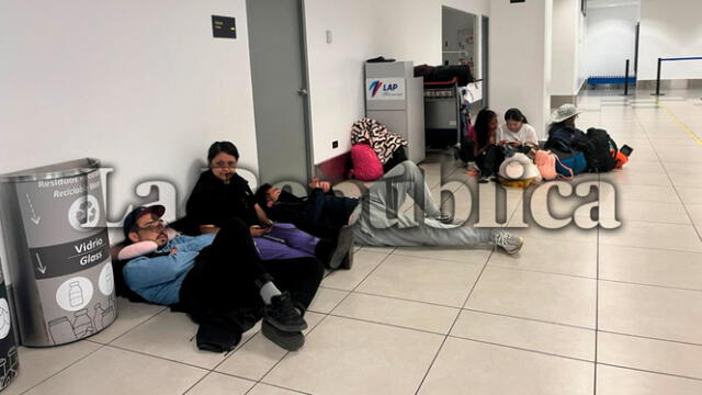  Pasajeros varados en el aeropuerto Jorge Chávez tras la suspensión de vuelos de Viva Air. Foto: John Reyes/La República   