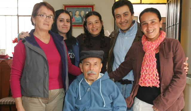  Nélida (madre), Nancy, Nelly, Glatzer y Sonaly junto a Zacarías Tuesta. Foto: archivo de Sonaly Tuesta    