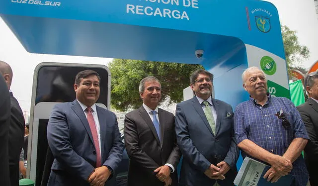  Autoridades presentes en la inauguración del nuevo punto de recarga para vehículos eléctricos. Foto: GLR<br>   