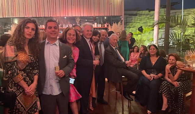  Mario Vargas Llosa y Patricia Llosa junto a familiares. Foto: Álvaro Vargas Llosa/Twitter   